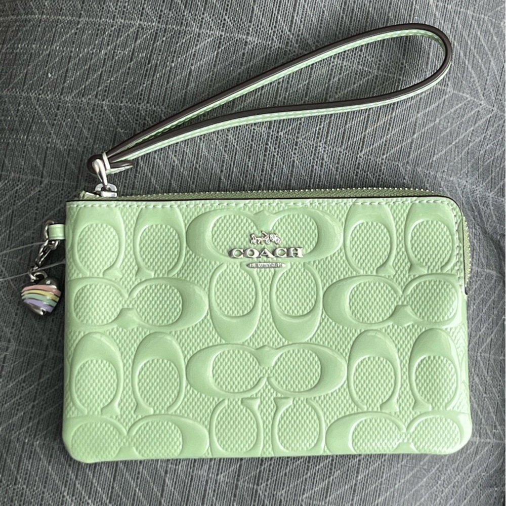 NWT Coach Green Patten Leather Signature Corner Zip Wristlet w/Heart Bag Charm